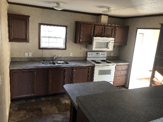 Building Photo - Move In Ready 3 bedroom 2 bath
