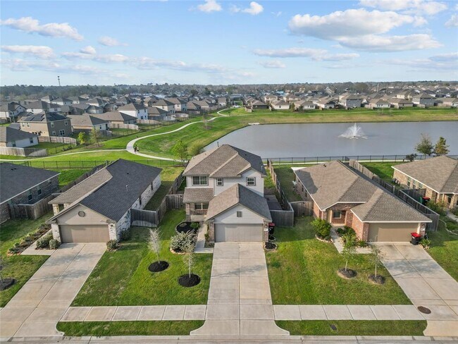 Foto del edificio - 14515 Broadbury Pond Rd