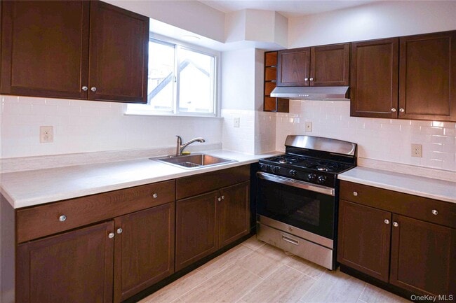 Foto del edificio - 24-10 Gillmore St