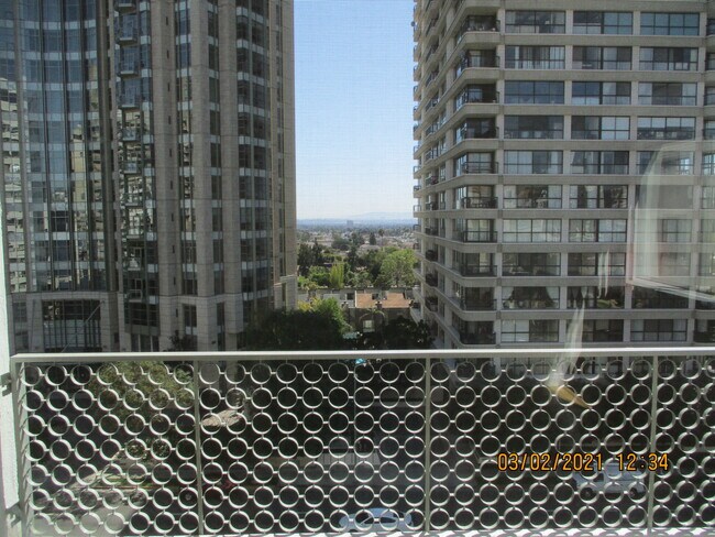 Building Photo - 10787 Wilshire Blvd