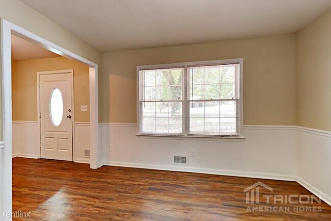 Building Photo - 6055 Lakeshore Dr SE