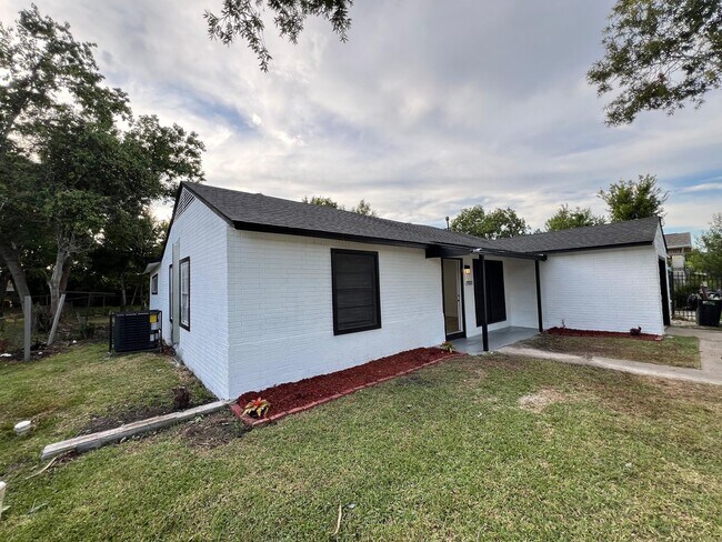 Building Photo - Gorgeous all renovated Home in Houston TX,...
