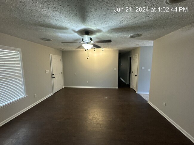 Foto del edificio - 5032 Shimmer Dr