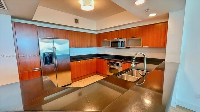 Foto del edificio - 14951 Royal Oaks Ln
