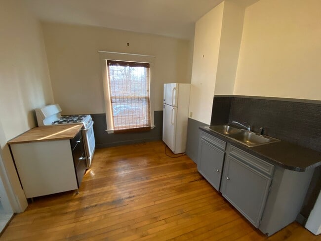 Building Photo - 621 Stanley Terrace NE
