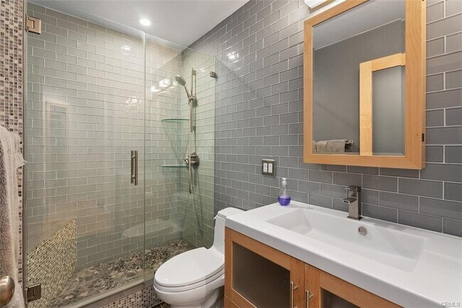Foto del edificio - 27 Brittany, Newport Beach, CA 92660 - 2 B...