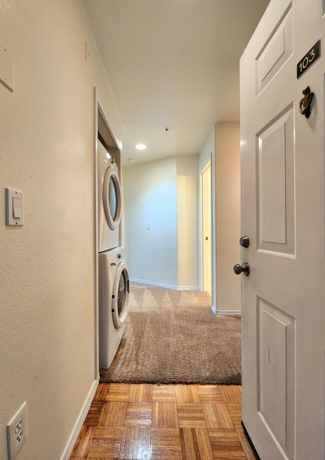 Foto del edificio - 2 Bed/ 2 Bath Condo Everett Near Boeing and Paine Airport