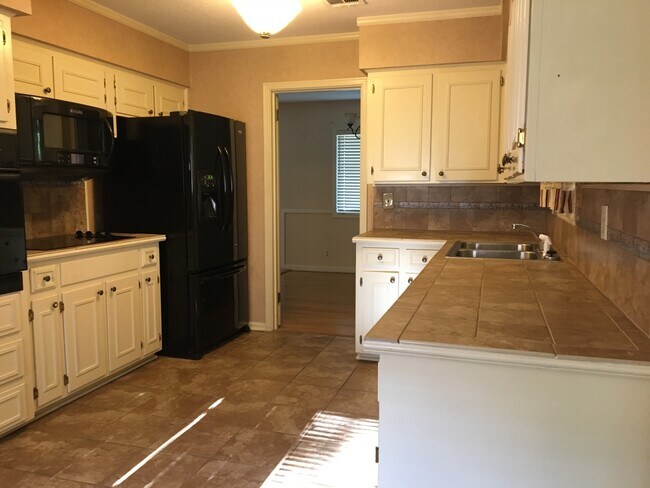 Building Photo - 1826 Vaughn Ln