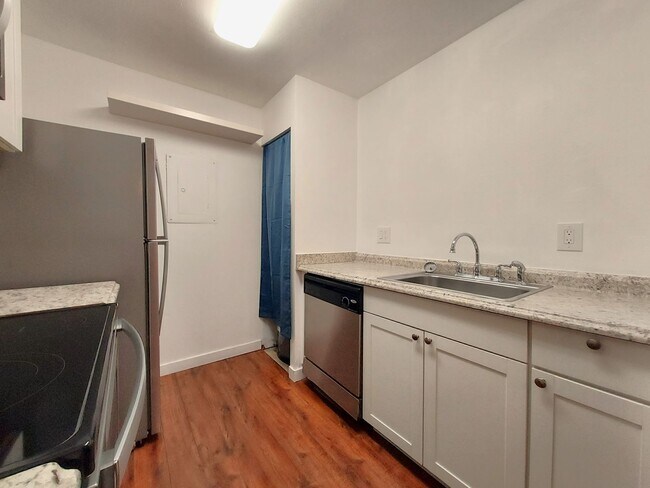 Foto del edificio - Quiet 2 bedroom 1 bathroom ground floor co...