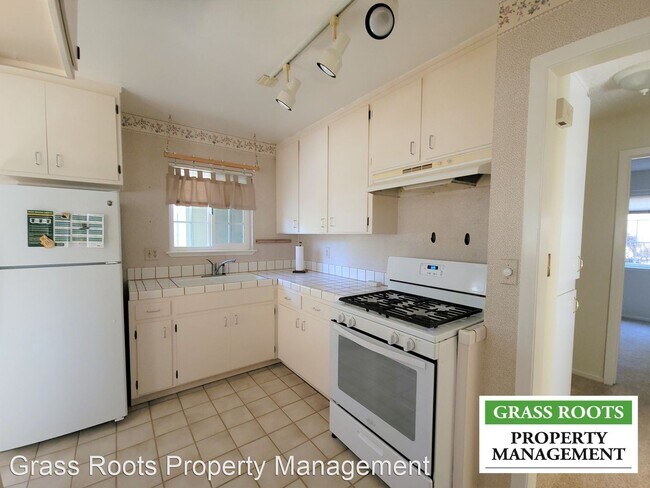 Building Photo - 2 br, 1 bath House - 10943 Pine View Heights