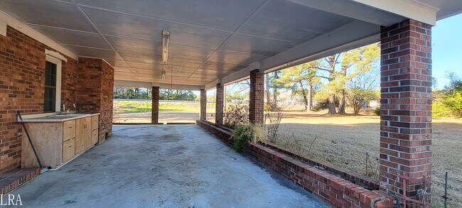 Building Photo - 415 N Green St