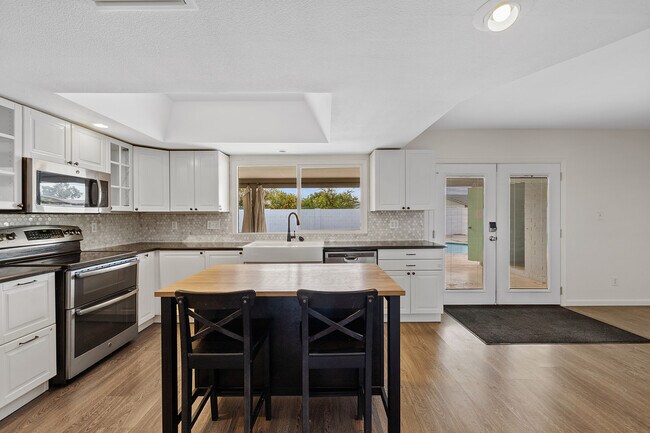 Building Photo - 2133 E El Parque Dr