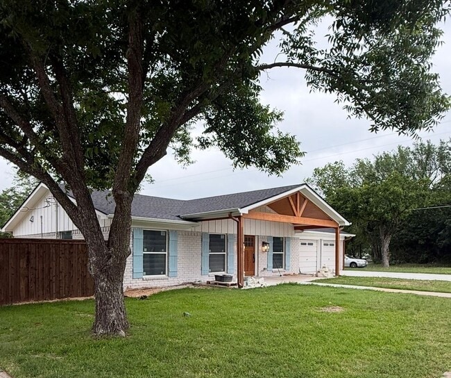 Building Photo - 10801 Rick Dr