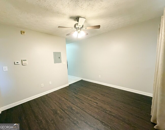 Building Photo - 420 Rawson St SW
