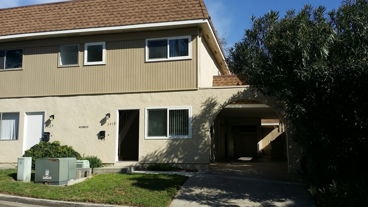 Primary Photo - UTC Duplex 1475 Sq Ft 3 bedroom 1.5 ba woo...