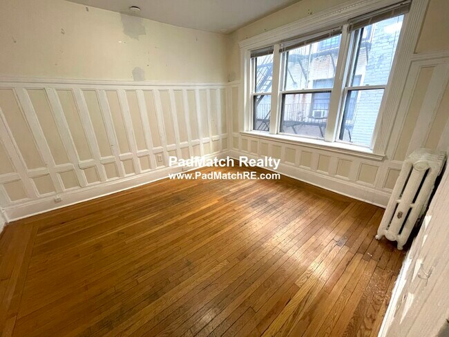 Building Photo - 447 Park Dr