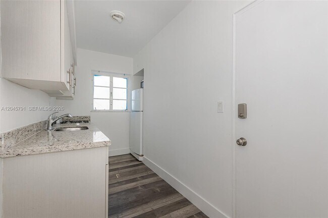 Foto del edificio - 8340 Crespi Blvd