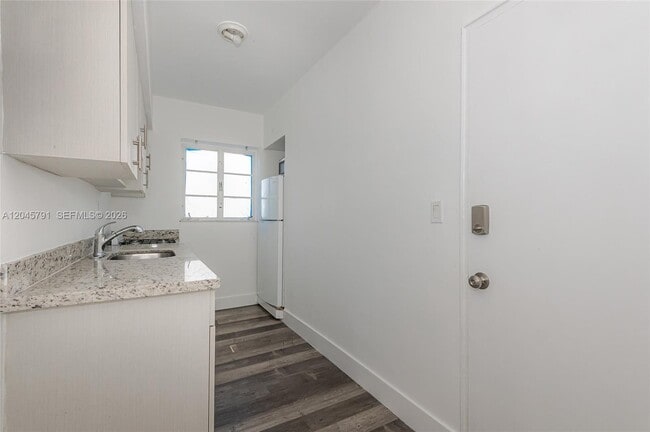 Building Photo - 8340 Crespi Blvd