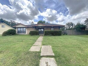 Building Photo - 404 Lincoln Dr