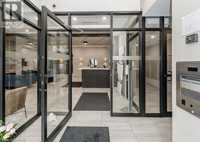 Photo du bâtiment - 60 Charles St W