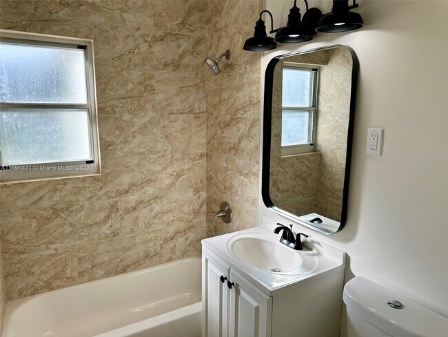 Building Photo - 622 Avenida Hermosa