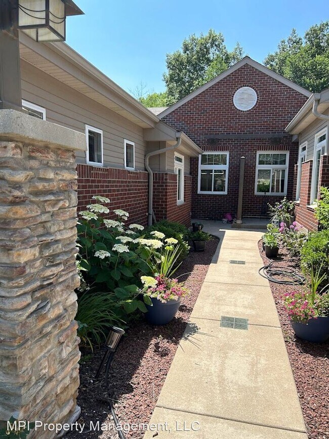 Foto del edificio - 2 br, 2 bath House - 18415 W WISCONSIN AVE