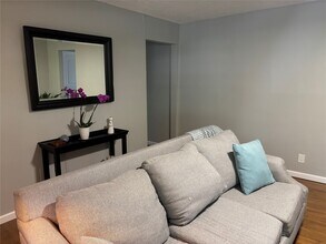 Building Photo - 331 Oak Dr