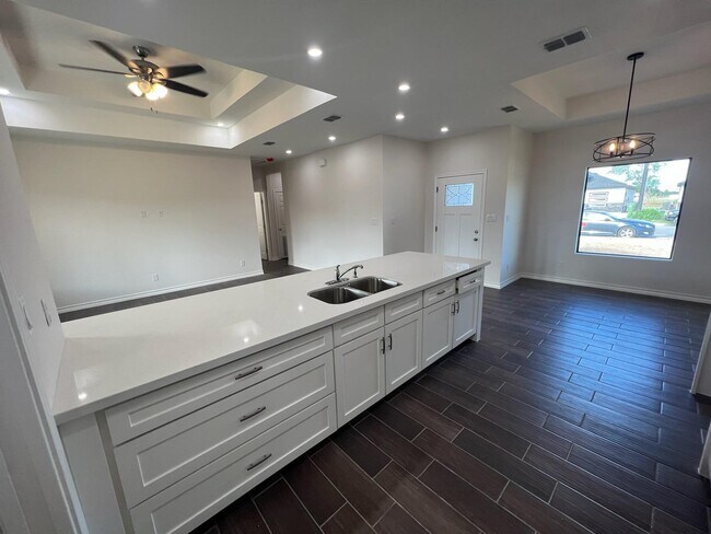 Building Photo - 534 Naranjal Dr