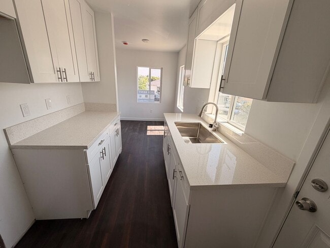 Building Photo - Fully Renovated 2BD/1BA Apartment in San Diego – Parking Included – $2,500/mo