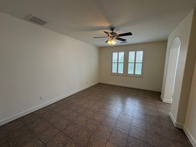 Foto del edificio - Spacious SW Visalia Home Available Now!