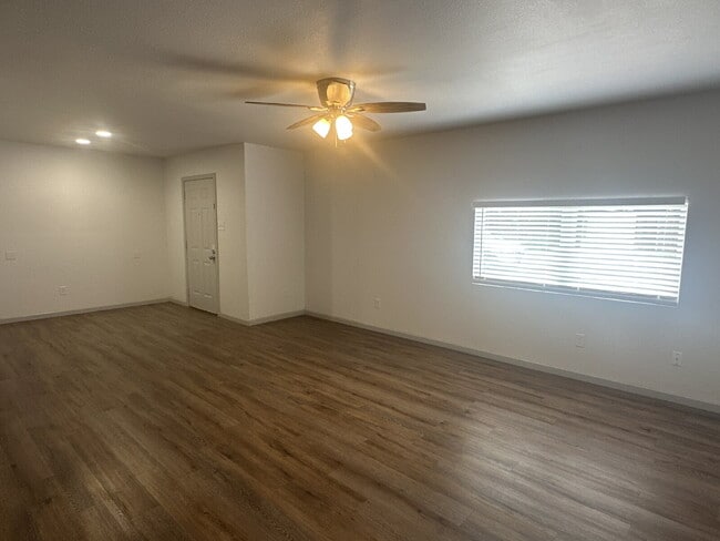 Building Photo - Move-In Special!!