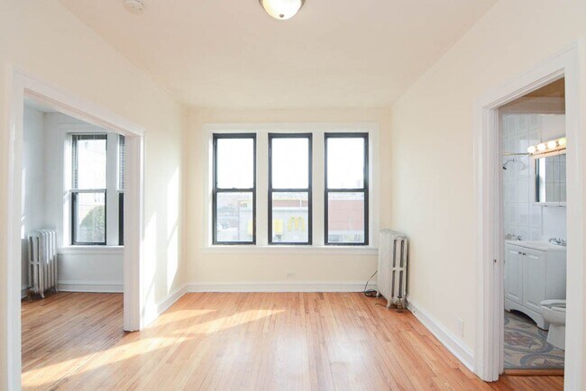 Foto del edificio - 2704 N Sawyer Ave