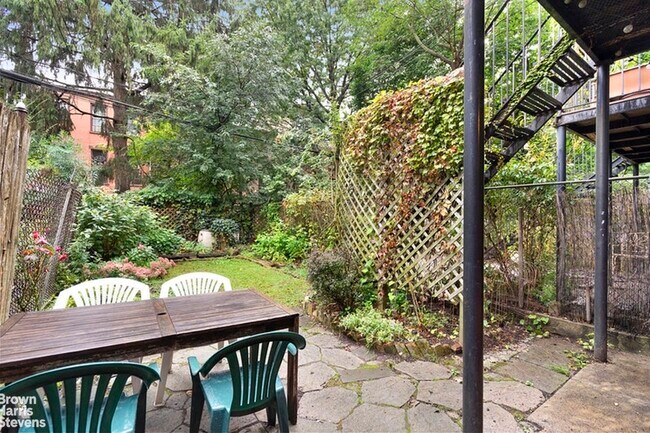 Building Photo - Spacious Garden apt. w/Yard & Office