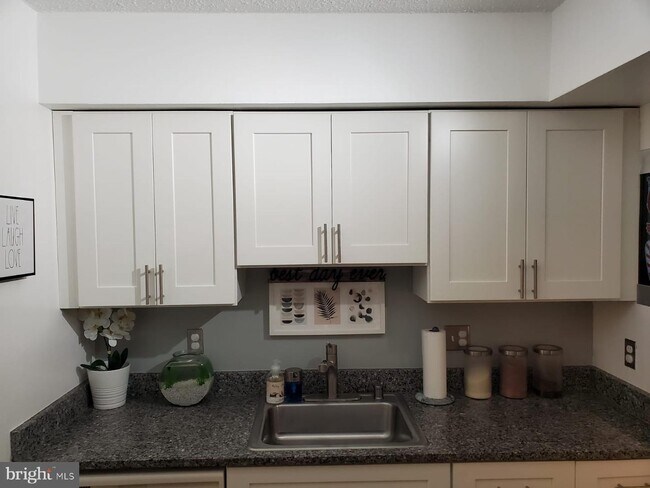Foto del edificio - 8607C Village Way