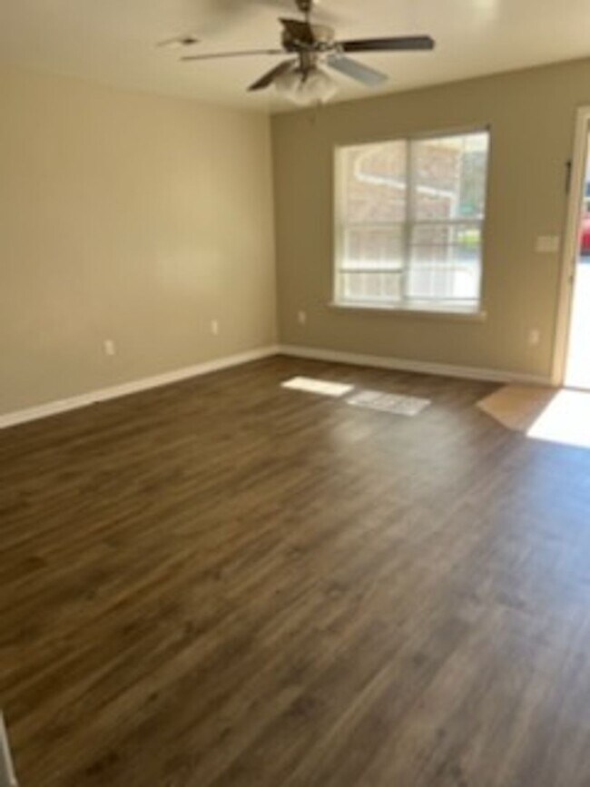 Foto del edificio - 16298 Holy Cross Ln