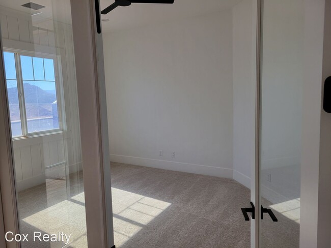 Building Photo - 5 br, 4 bath House - 927 E 4155 S