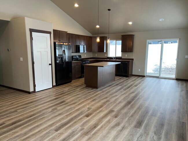 Building Photo - 12709 N Cavanaugh Dr
