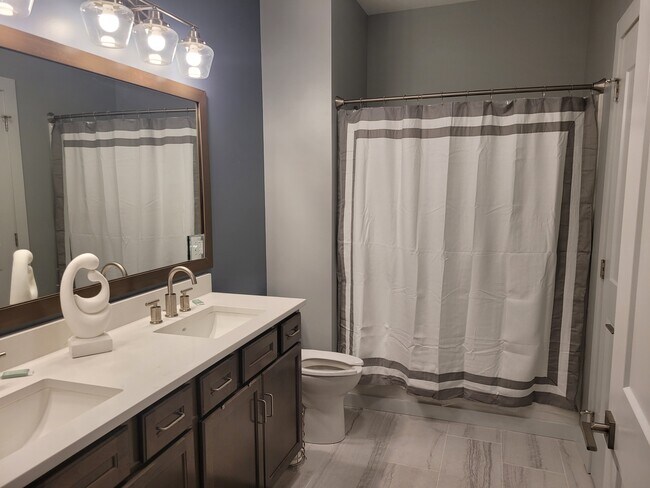 Baño moderno - 219 Broadway St