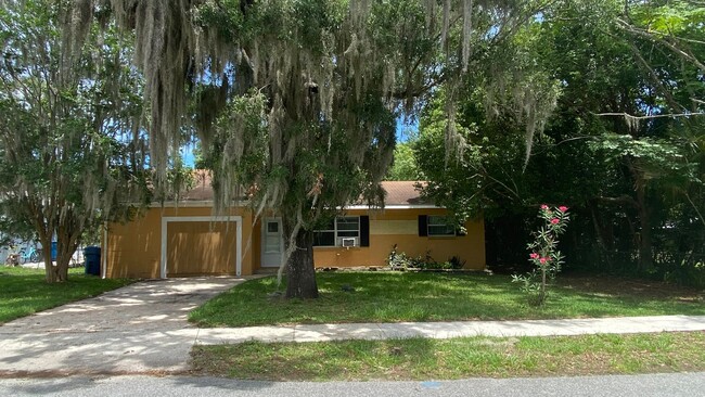 Building Photo - 2 Bedroom, 1 Bath Home with Bonus Room in ...