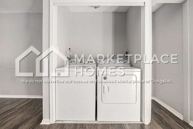 Building Photo - 4528 N Forest Ave