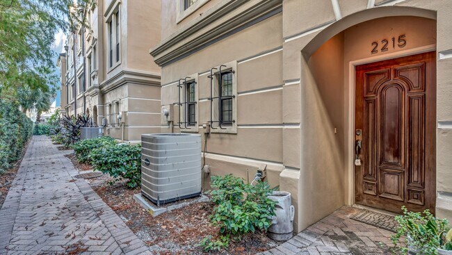 Foto del edificio - Gorgeous 2BR/2.5BA townhome with 2 car tan...