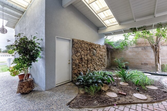 Foto del edificio - Spacious 3BR / 2BA Single-Story Pool Home in Granada Hills