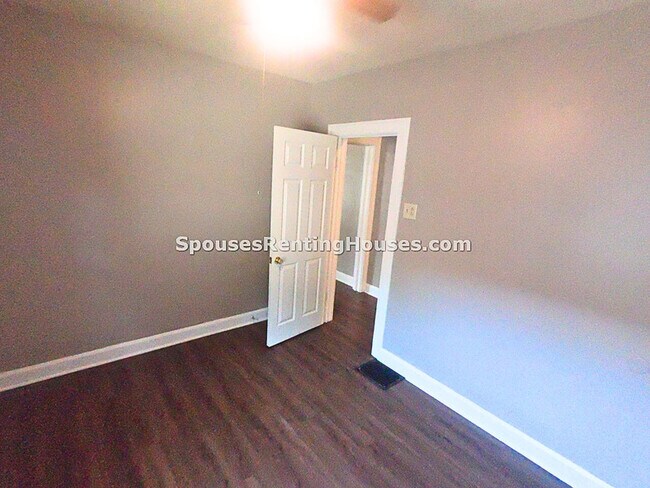 Building Photo - 530 N Chester Ave