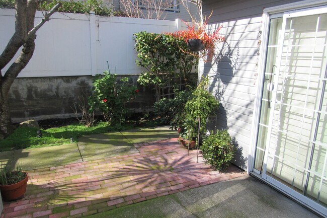 Foto del edificio - Beautiful 3 Bed/2.5 Bath Townhome