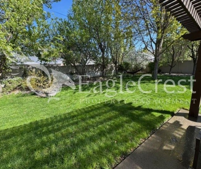 Building Photo - Charming Two Bedroom House with Bonus Room & Large Fenced Yard