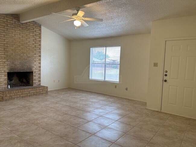 Building Photo - 4204 Carolyn Dr