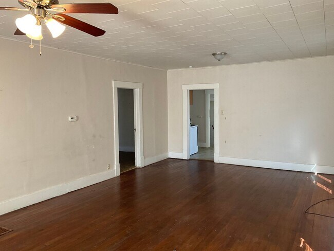 Building Photo - JUST REDUCED!!!!!  Roomy 2 bedroom 1 bath home