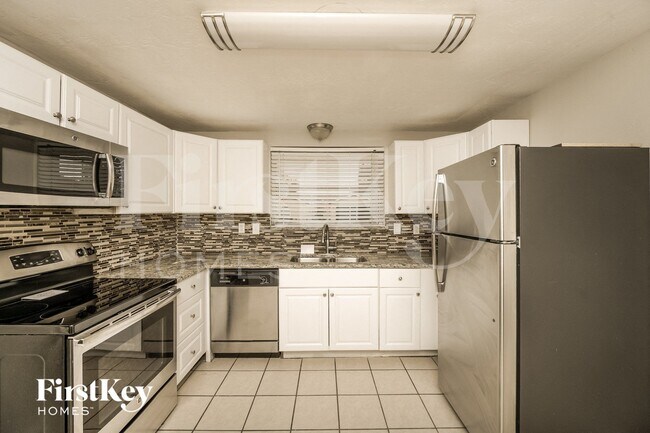 Building Photo - 8215 Winthrop Dr