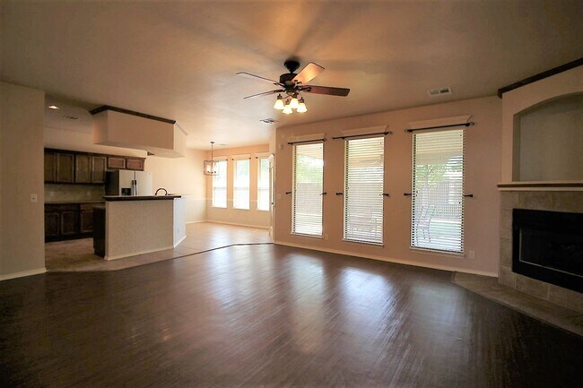 Foto del edificio - Beautiful 4 Bed 2 Bath in Edmond