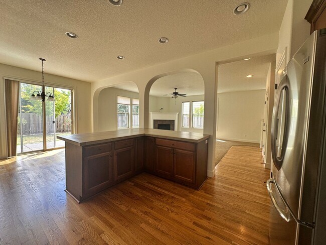 Foto del edificio - Spacious 3 Bedroom + Bonus Room , club, Across from Park!